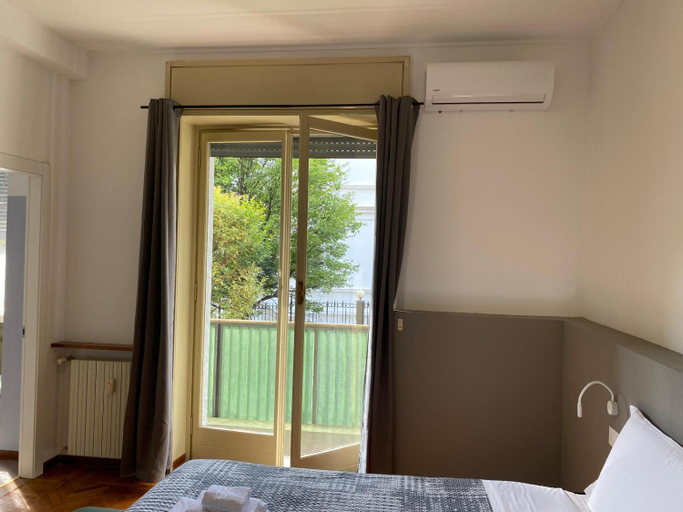 Bedroom 2, Megaride's dependance, Como