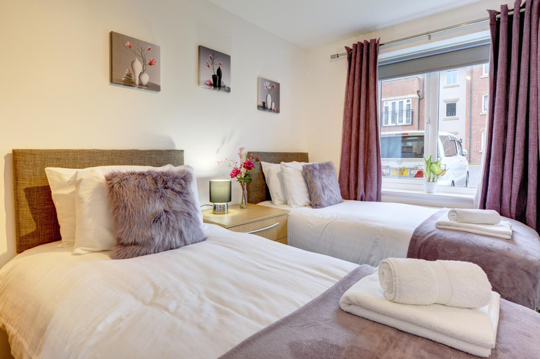 Bedroom 2, 2-BR Apartment, En-suite, Allocated Parking, next to Playground, Coventry