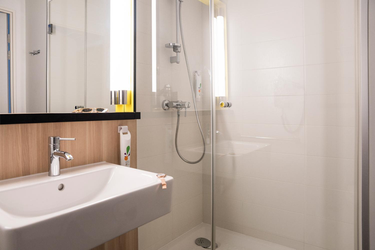 Bathroom 5, ibis Styles Guyancourt Versailles, Yvelines