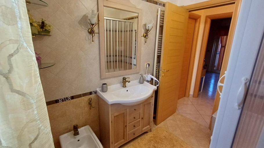 Bathroom 3, Villino Fatima, Crotone