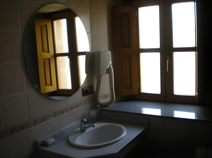 Bathroom 4, Hotel San Roque, Cantabria