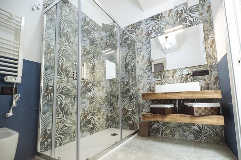 Bathroom 2, Casa Avignone, Messina