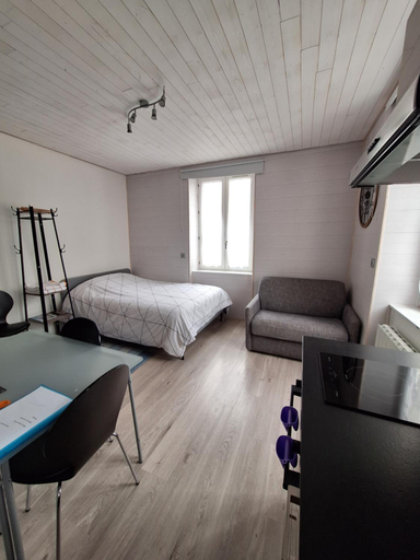 Bedroom 2, Studio meuble renove superbes prestations proche Hyper Centre - Residence La Fresnaie, Jura