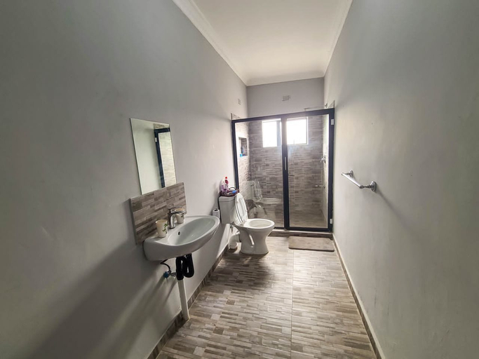 Bathroom 3, Enchanted Africa Apartments, Zvishavane