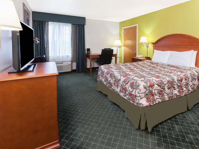 Bedroom 4, Days Inn by Wyndham Shawnee, Pottawatomie