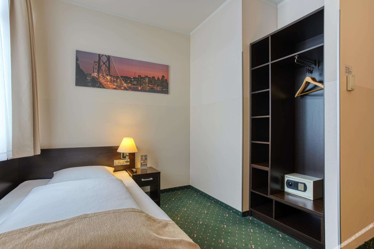 Bedroom 5, TITANIC Comfort Kurfürstendamm, Berlin
