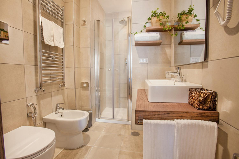 Bathroom 5, Palazzo Depretis, Napoli
