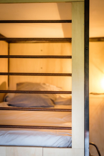 Bedroom 2, Le gîte suspendu et sa chambre cachée, Somme