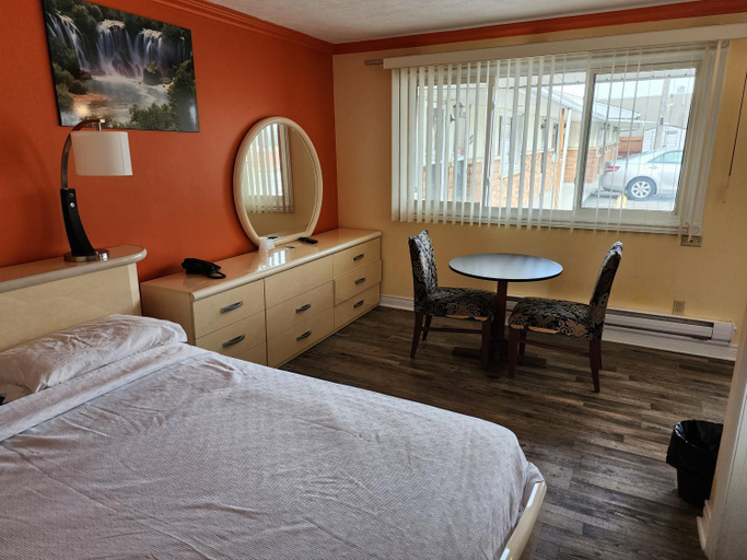 Bedroom 2, Sunparlor Motel, Essex