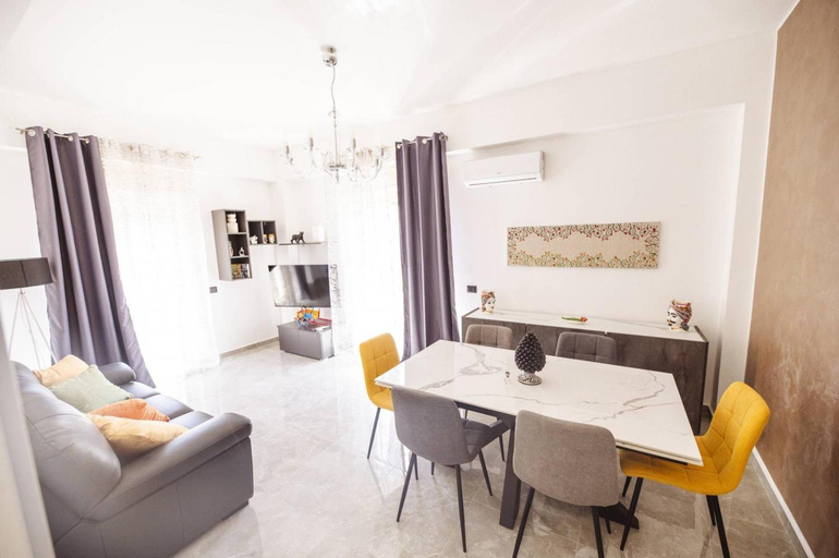 Others 5, Casa Avignone, Messina