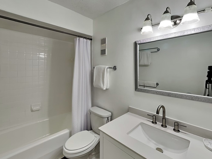 Bathroom 4, Regency Towers by Resort Collection, Bay