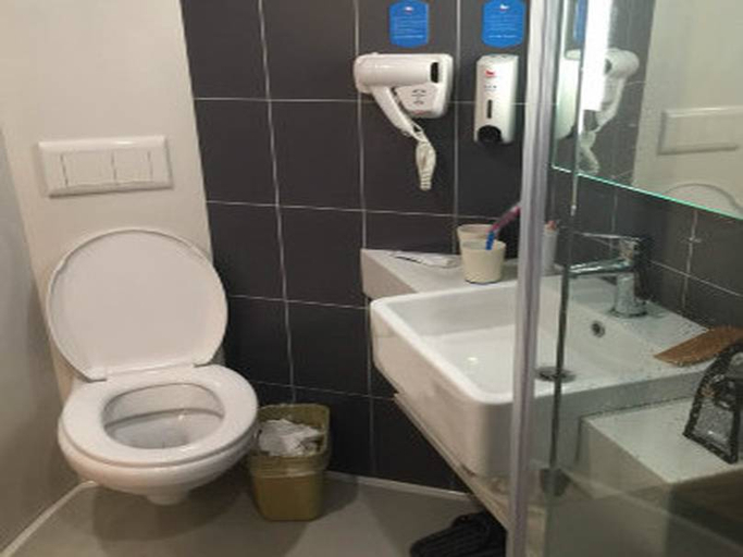 Bathroom, HanTing Hotel (Beijing Xidan Mall), Beijing