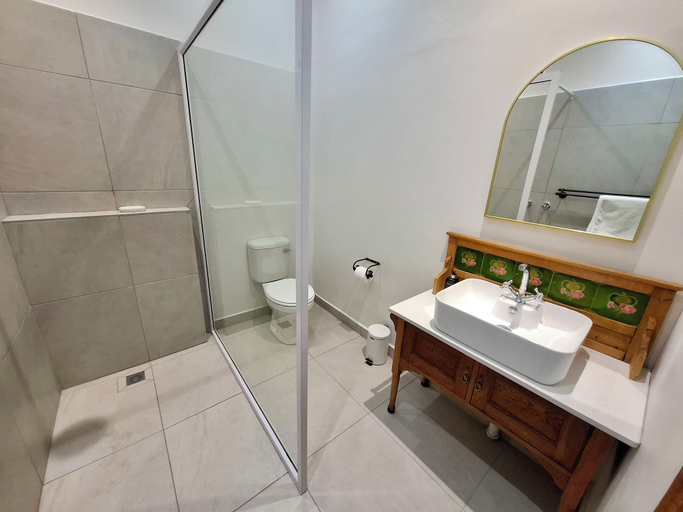 Bathroom 3, Sundays Karoo Guesthouse, Cacadu