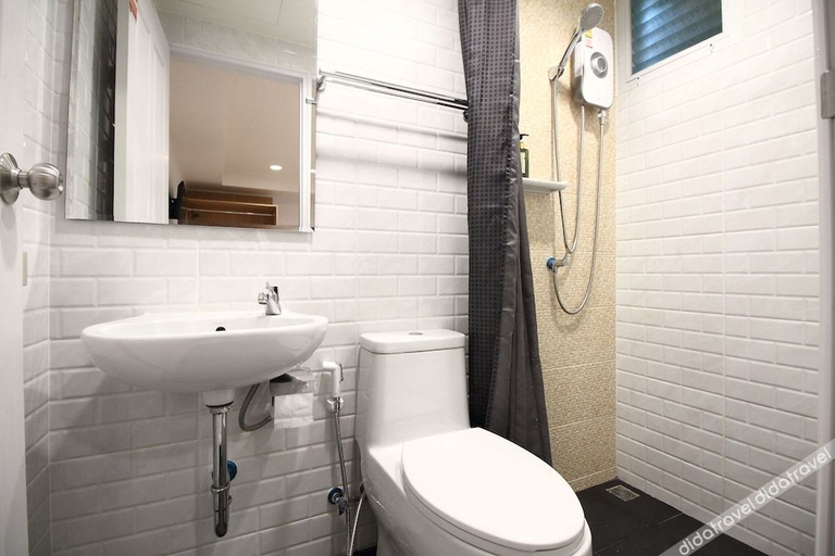 Bathroom 4, Super OYO 483 Pannee Hotel Khaosan, Phra Nakhon
