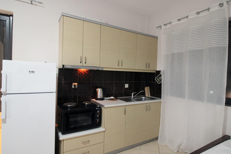 Others 5, Villa B, Sarandës
