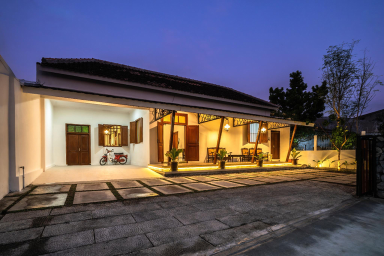 Exterior & Views