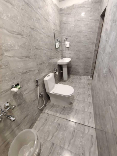 Bathroom 4, Yellow Sapphire Hotel Gachibowli, Hyderabad