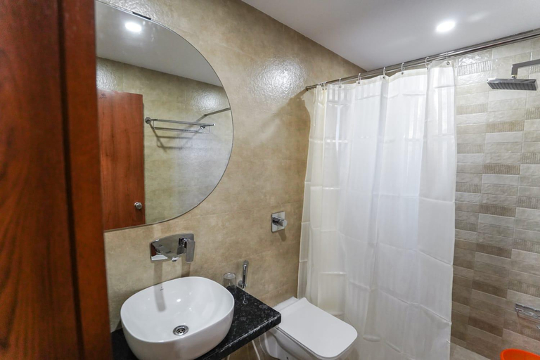 Bathroom, Hotel The Devraj Palace, Kachchh