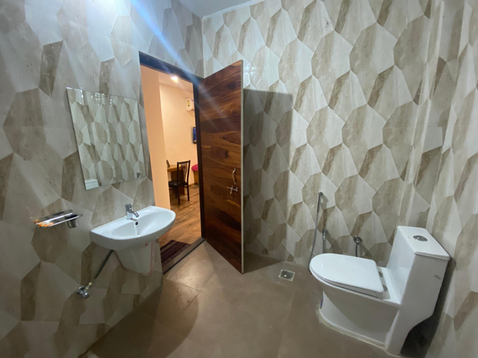 Bathroom, aaranya Resort by Vihasta, Seoni