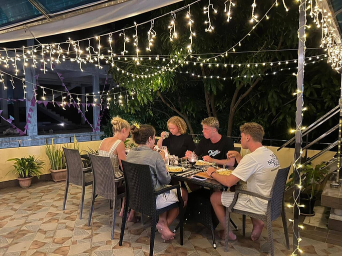 Food & Drinks 4, Moonlit Haven, Guraidhoo