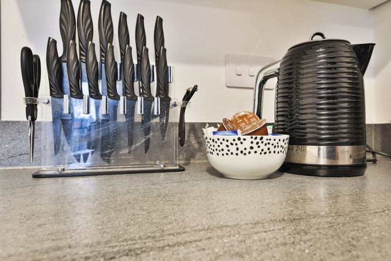 Food & Drinks, 2 Bed Flat with Parking Near Waterfront, Vale of Glamorgan