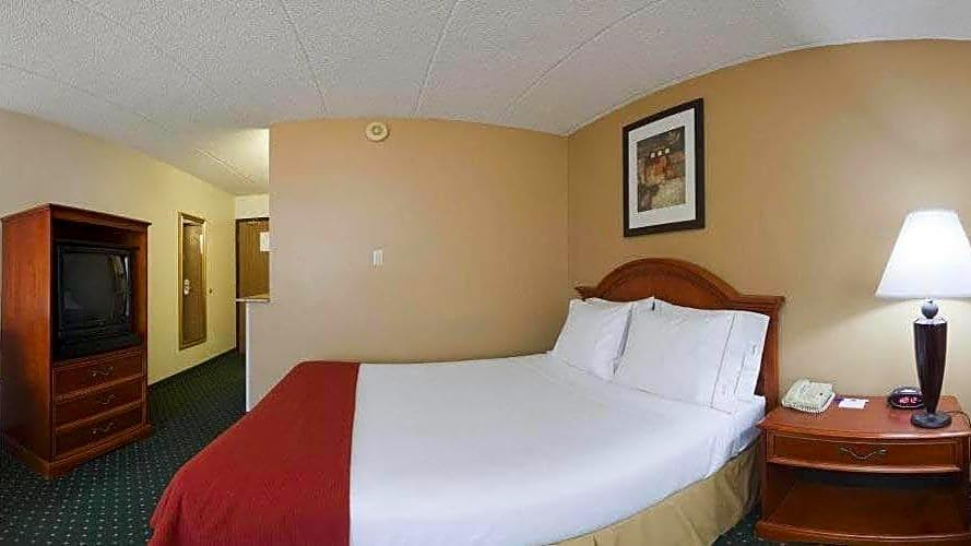Bedroom 3, AmericInn by Wyndham Beloit, Rock