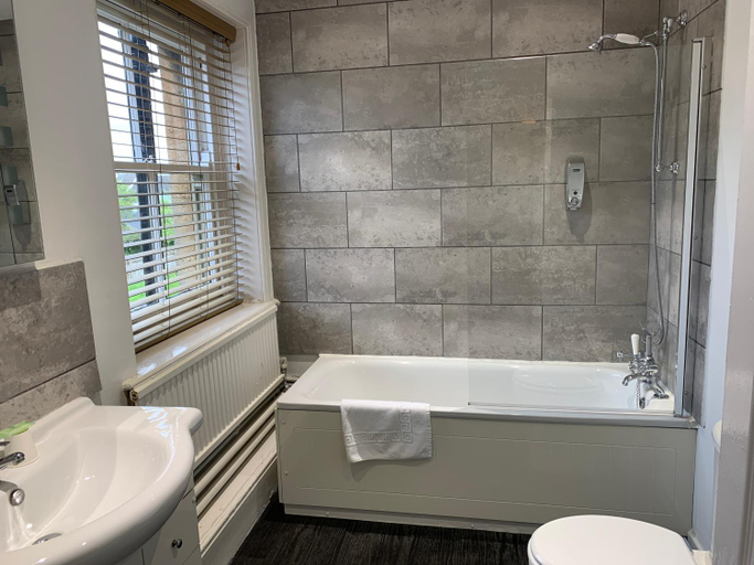 Bathroom 3, White Hart Hotel, Wiltshire