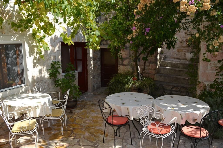 Food & Drinks 4, Apartments Villa Nada, Sutivan