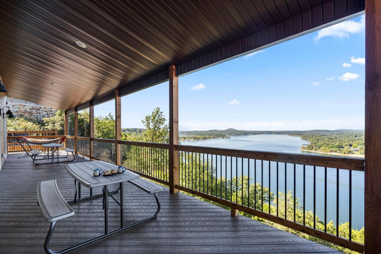 Others 3, Red Cub Lodge at Table Rock Lake, Stone