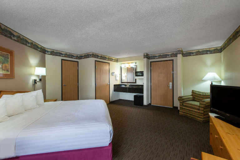 Bedroom 3, Quality Inn Ladysmith, Rusk