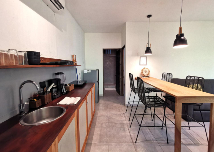 Others 4, Riverside Apartments, Puntarenas