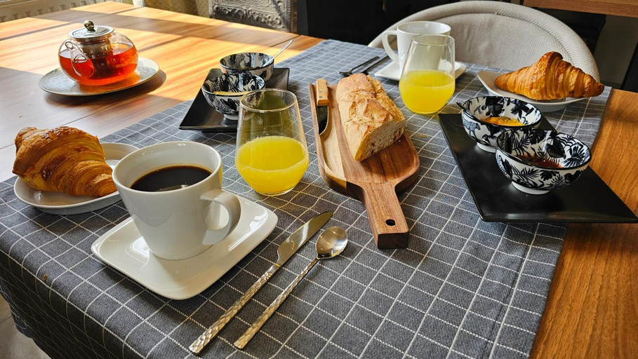 Food & Drinks, Maison d'hotes Cafe Bulle, Marne