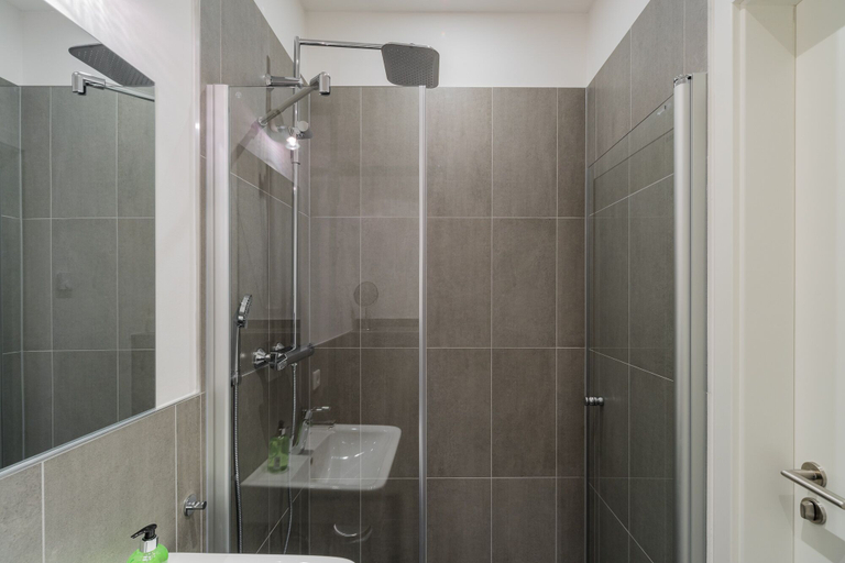 Bathroom 5, Nena Apartments Herrmannplatz, Berlin