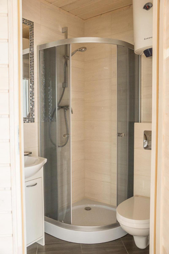 Bathroom 4, Domki wakacyjne z kominkiem nad morzem i jeziorem, Sławno