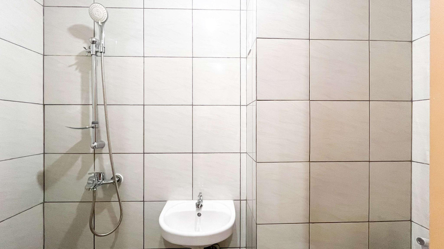 Bathroom 3, Studio Comfortable NoKitchen Bandaraya By Travelio, Makassar