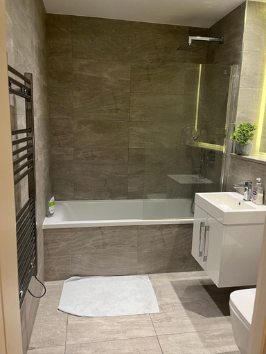 Bathroom 3, Maplewood luxurious one-bed flat with free parking, Hertfordshire