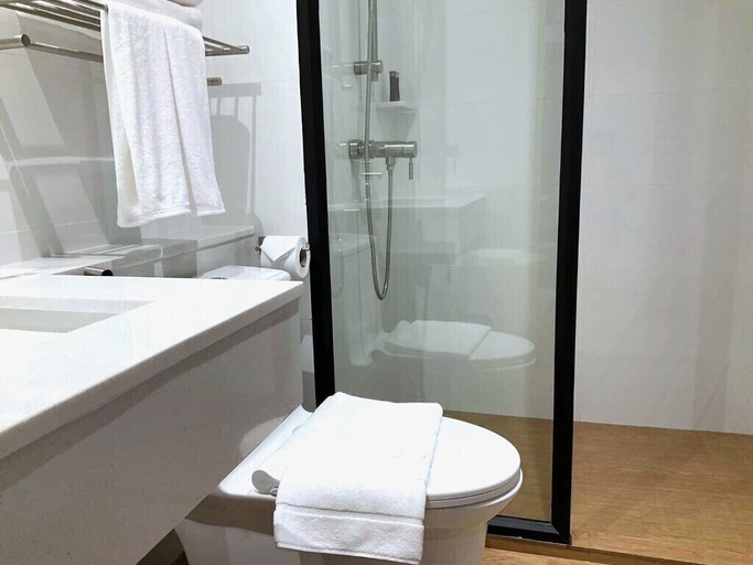 Bathroom 4, 35 Bow Hotel, Bang Plad
