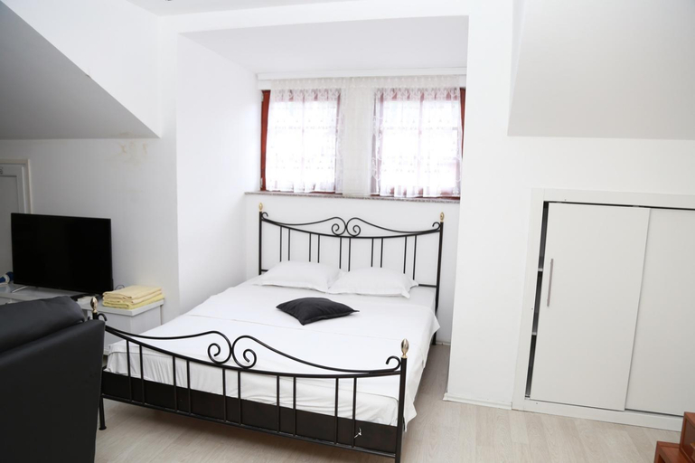 Others 3, Hotel Venisi, Prizren