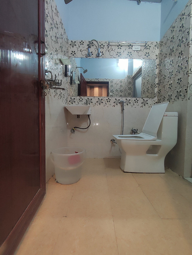 Bathroom 5, Sharvil inn, Lucknow