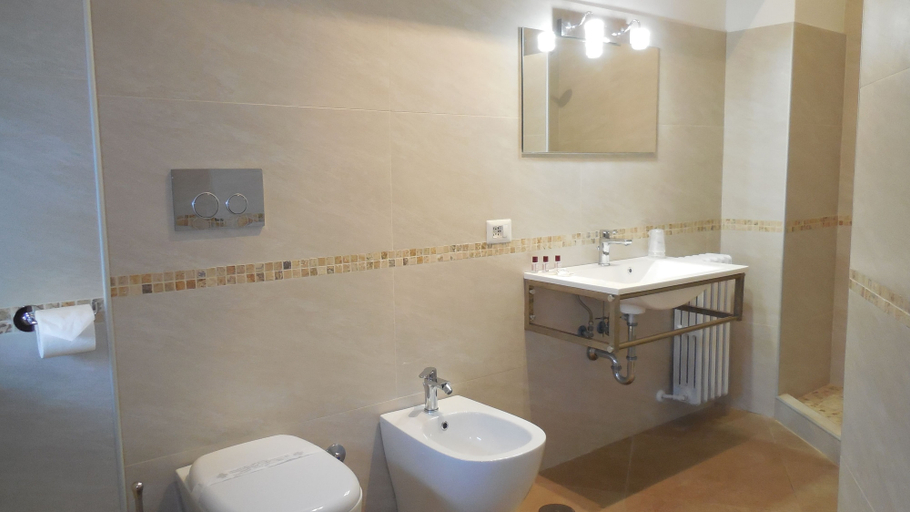 Bathroom 5, Il Romitello, Rome