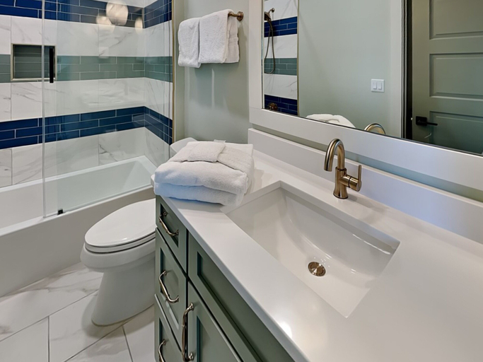 Bathroom 4, Breezy Beach by Resort Collection, Bay