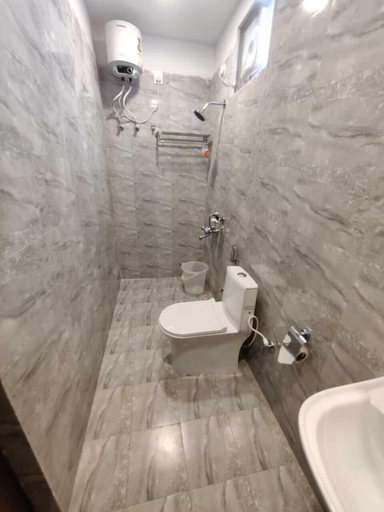 Bathroom 4, Yellow Sapphire Hotel Gachibowli, Hyderabad