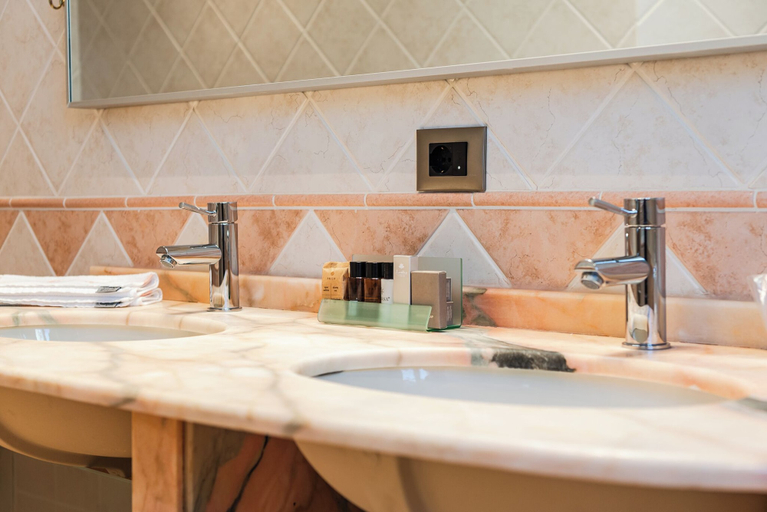 Bathroom 4, Aragosta Hotel, Durrësit