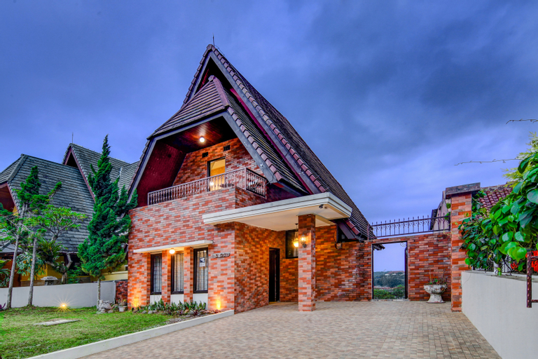 Rustwood Villa W/ Pool by Kava Stay, Bandung