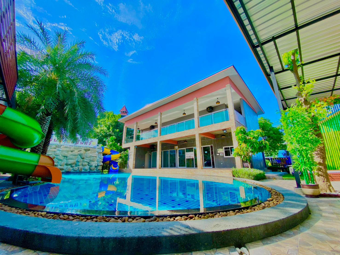Exterior 4