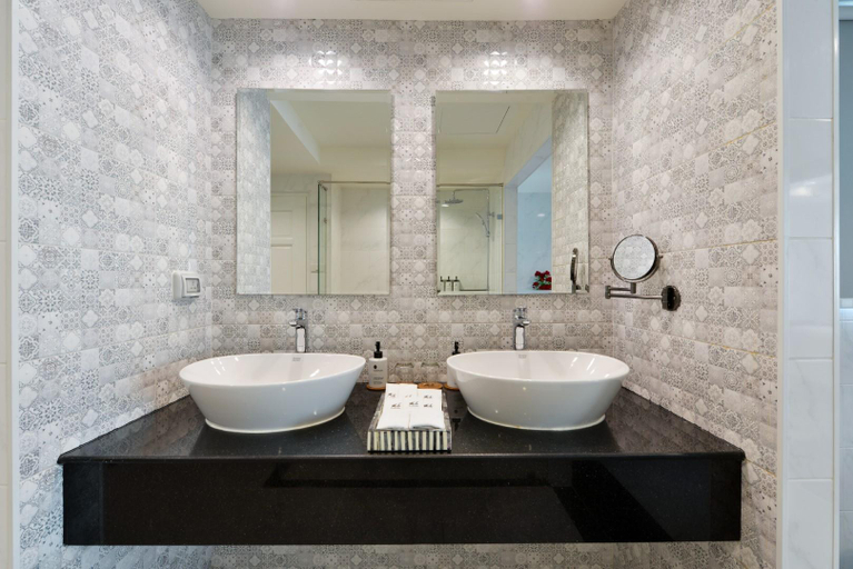 Bathroom 16
