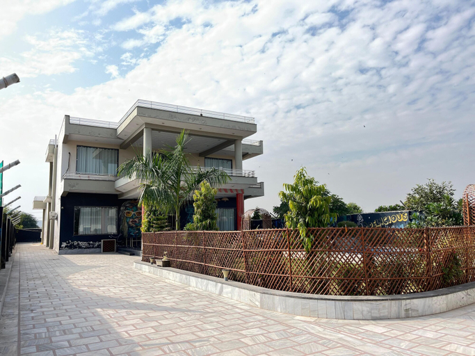 Exterior & Views