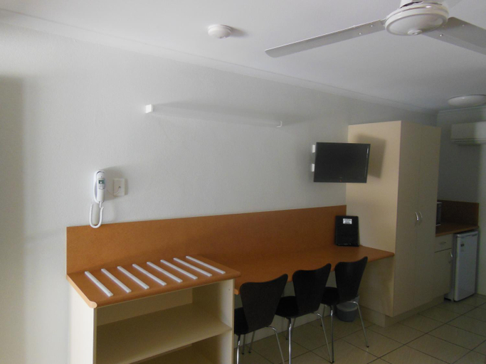 Others 3, Country Road Motel, Charters Towers
