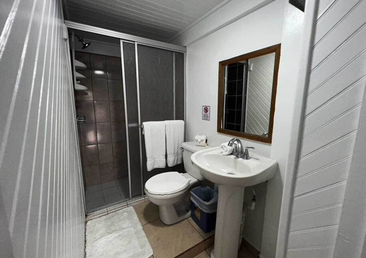 Bathroom 3, Eastern Harbor Resort, Utila