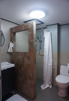 Bathroom 5, Borarn House, Ratchathewi
